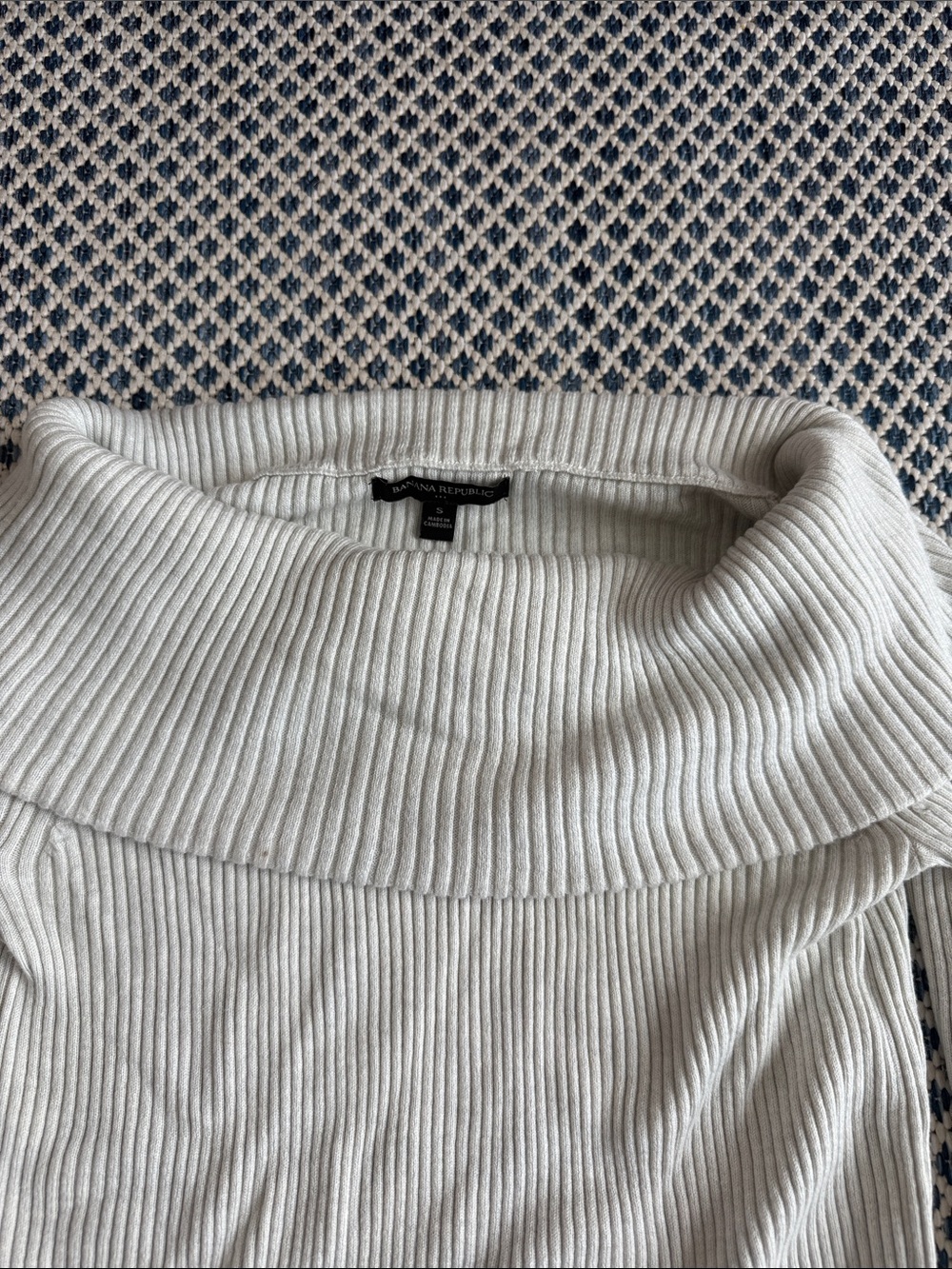 Luxurious Banana Republic Off-Shoulder Ribbed Sweater in Ivory Cream - Picture 3 of 4